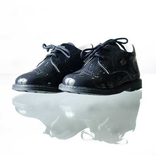 scarpe nere ed eleganti per bimbo